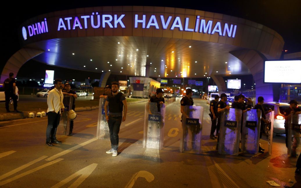 Поліція біля аеропорту Ататюрка. / © Reuters