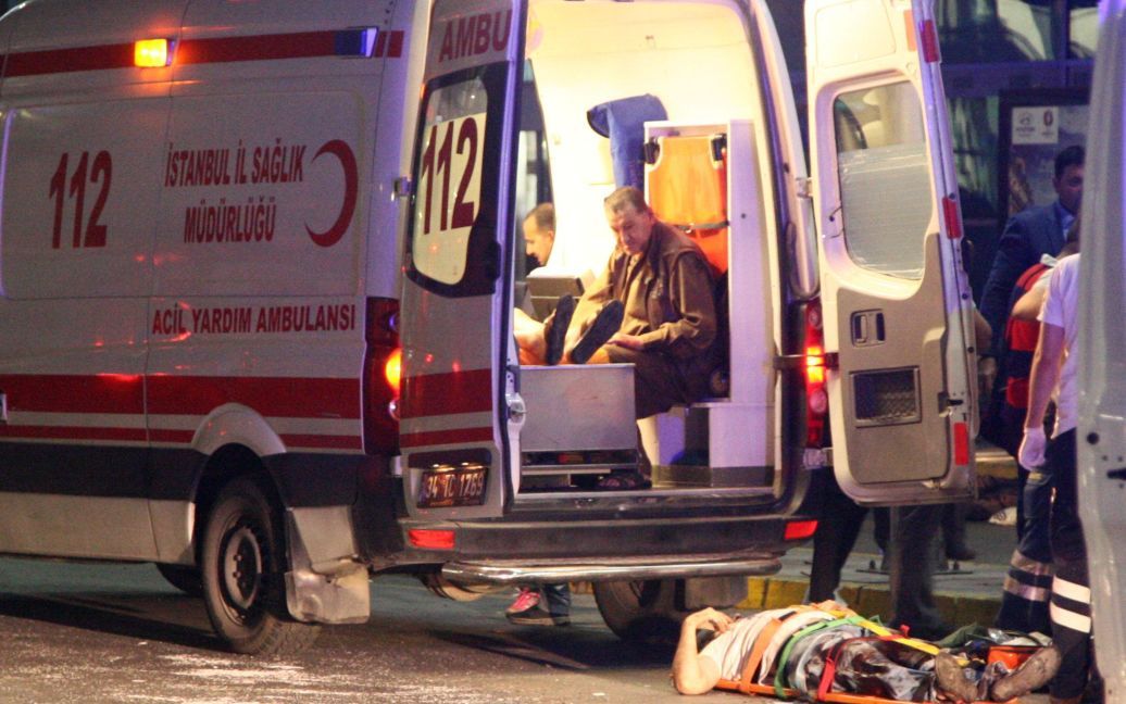 Медики надають допомогу постраждалим унаслідок теракту. / © Reuters
