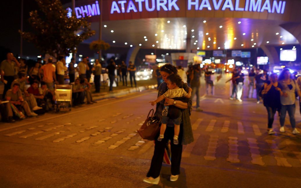 Пассажиры покидают аэропорт после взрывов. / © Reuters