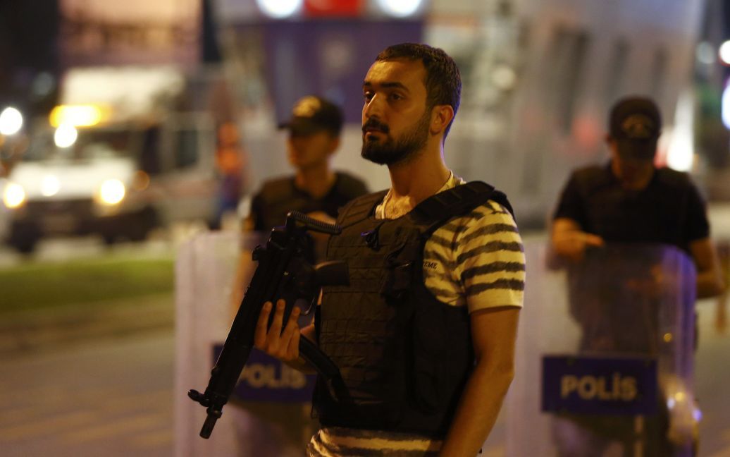 Поліція біля аеропорту Ататюрка. / © Reuters