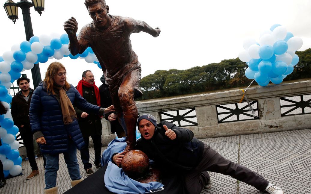 28 червня 2016 року. У Буенос-Айресі встановили статую Ліонеля Мессі. / © Reuters