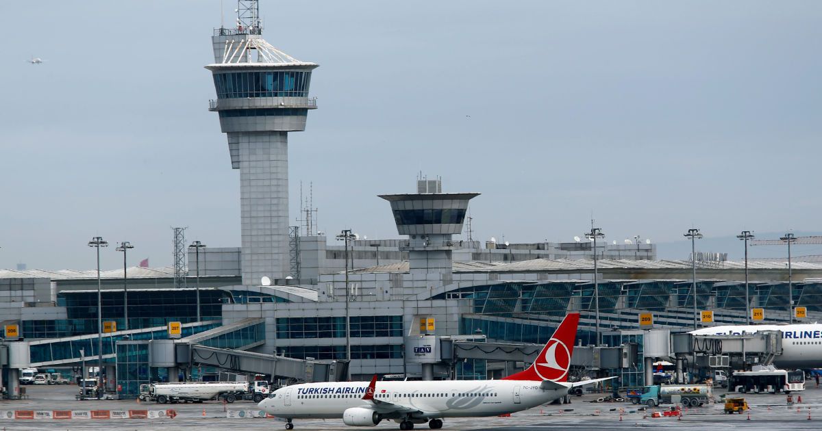 В аеропорту Стамбула пролунали вибухи та постріли
