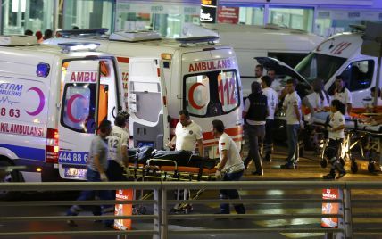 "Він просто стріляв у всіх, хто траплявся йому на шляху" - очевидці про теракт в аеропорту Стамбула