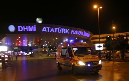 У найбільшому аеропорту Туреччини стався теракт. Текстовий онлайн