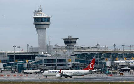 В аэропорту Стамбула прозвучали взрывы и выстрелы