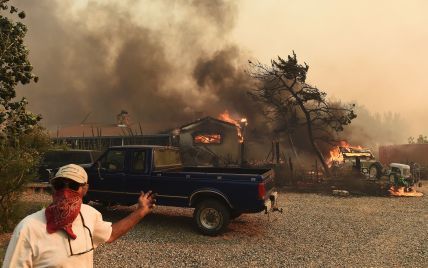 В Калифорнии людей призвали убегать из домов, к которым подбирается огонь