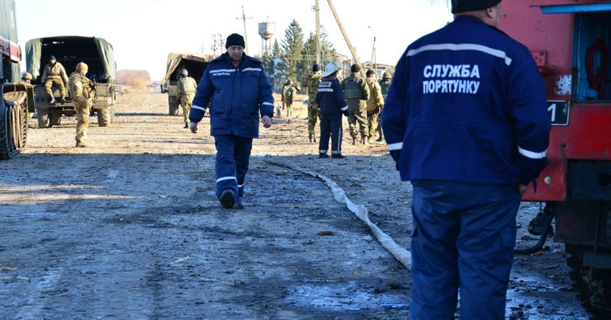 У Сватовому продовжують ліквідовувати наслідки масштабної пожежі на військових складах. / © Facebook/прес-центр штабу АТО