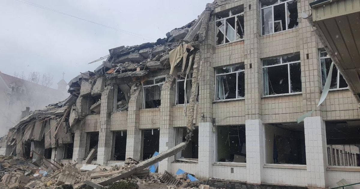 Наслідки обстрілів цивільної інфраструктури. Ліцей в Житомирі. Фото: facebook.com/odazt