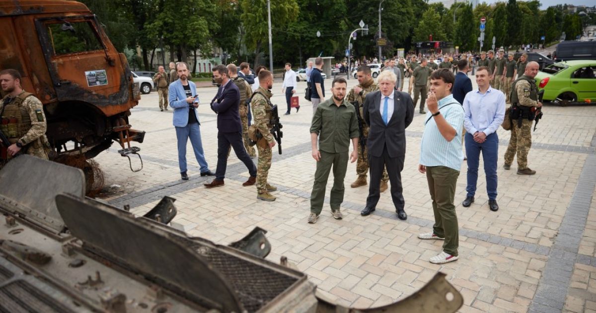 "Друже, дякую за цей день": Зеленський та Джонсон прогулялися Києвом та відвідали виставку знищеної техніки РФ (відео, фото)