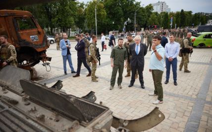 "Друже, дякую за цей день": Зеленський та Джонсон прогулялися Києвом та відвідали виставку знищеної техніки РФ (відео, фото)