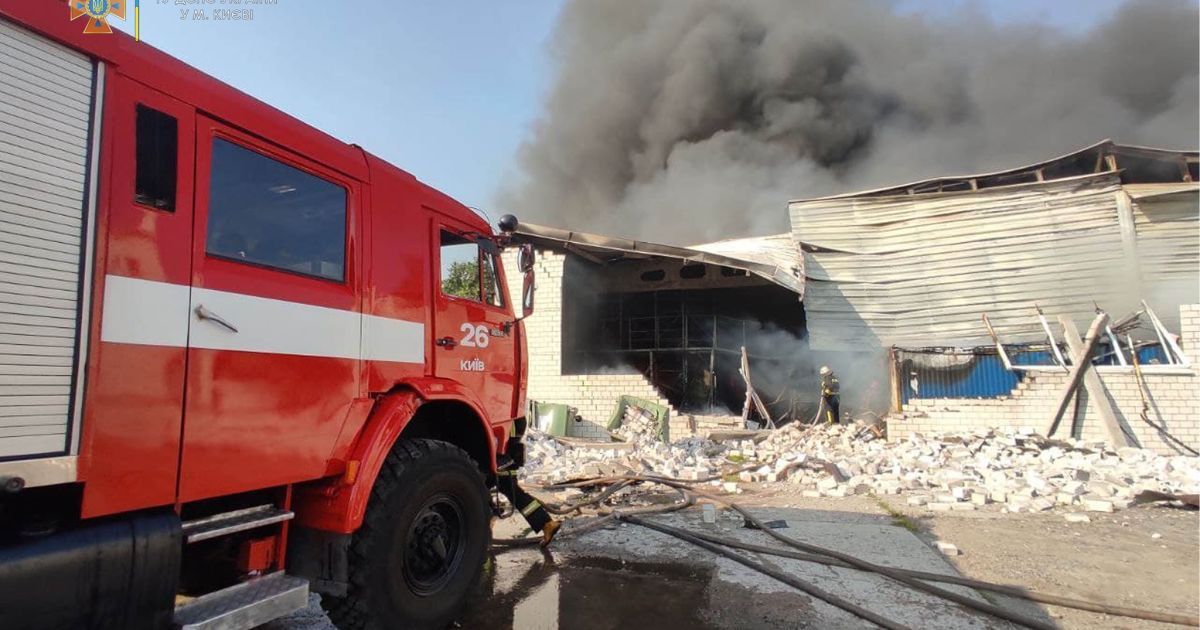 У Голосіївському районі Києва горить склад тютюнової фабрики