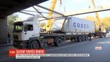 Несколько часов в Одессе освобождали дорогу, которую заблокировала застрявшая под мостом фура