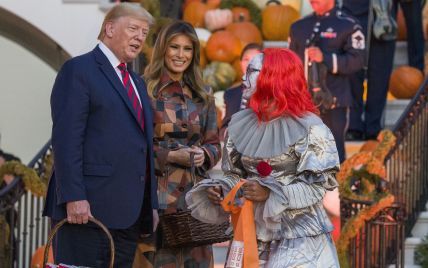 В пальто в стиле пэчворк и с насыщенным макияжем: Мелания Трамп с мужем отпраздновали Хэллоуин в Белом доме