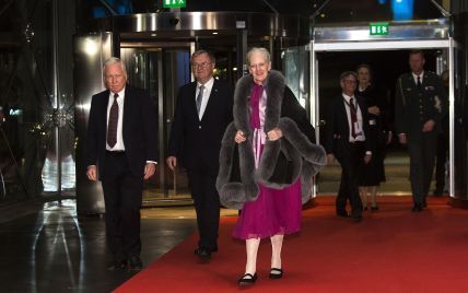 В лиловом платье и блестящих колготах: 77-летняя королева Маргрете II впечатлила вечерним образом