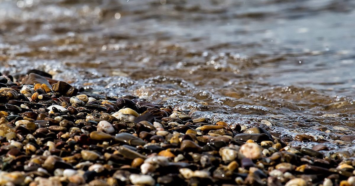 Чоловік тероризував дітей на березі місцевої річки