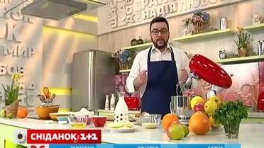 Руслан Сенічкін поділився рецептом солодкого омлету з карамелізованими яблуками