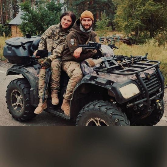 Військовий з контузією декілька кілометрів ніс тіло загиблої дружини на руках: трагічна історія з фронту