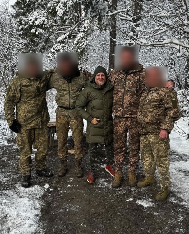 Эктор Хименес-Браво с нашими защитниками / © instagram.com/hectorjimenezbravo