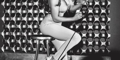 В топе с откровенным декольте и на шпильках: сексуальный образ Дженнифер Лопес в стильной фотосессии 
