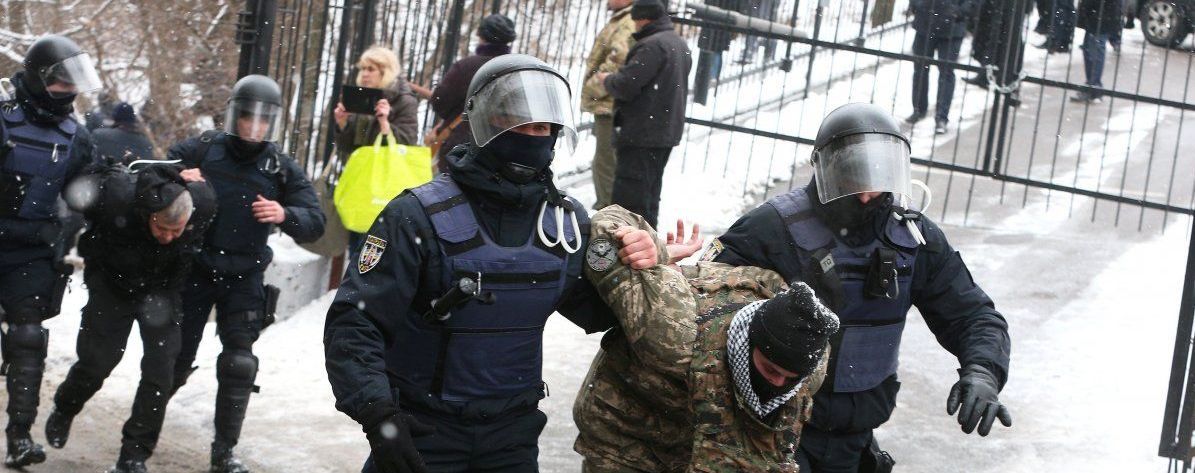 Полиция задержала троих человек за столкновения под Соломенским судом в Киеве