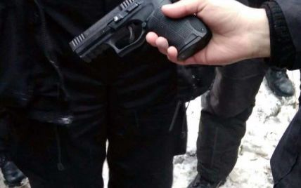Копа під Солом'янським судом Києва підстрелили з нагородної зброї МВС