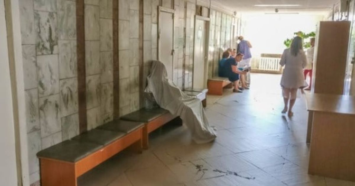 У столичному медзакладі у черзі до лікаря померла жінка