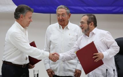 Власти Колумбии подписали историческое мирное соглашение с левыми повстанцами