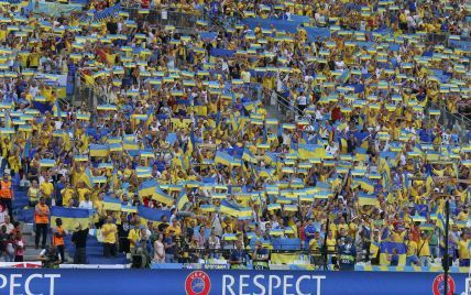 Викликали на розмову. Українські футболісти після провального матчу з Польщею підійшли до фанатів