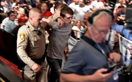 Во время предвыборного митинга Трампа задержали мужчину, который хотел его убить