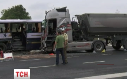 В Германии школьный автобус столкнулся с грузовиком – 21 пострадавший