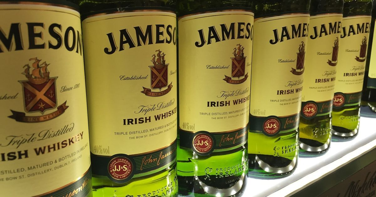 В Британии "замаскированный" мужчина угнал фуру с тремя тысячами бутылок виски