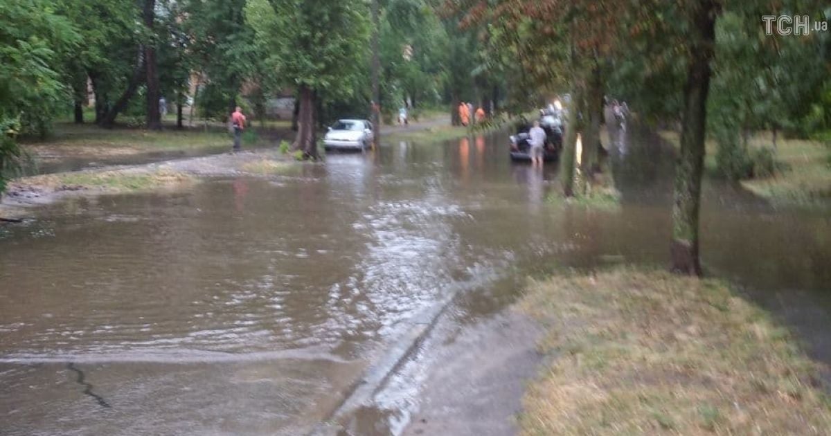 Через сильну зливу Київ скували затори: де не проїхати