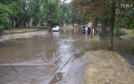 Через сильну зливу Київ скували затори: де не проїхати