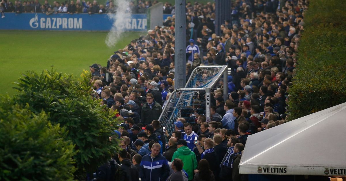 Тренировку "Шальке" Коноплянки перед Рурским дерби посетили тысячи фанатов