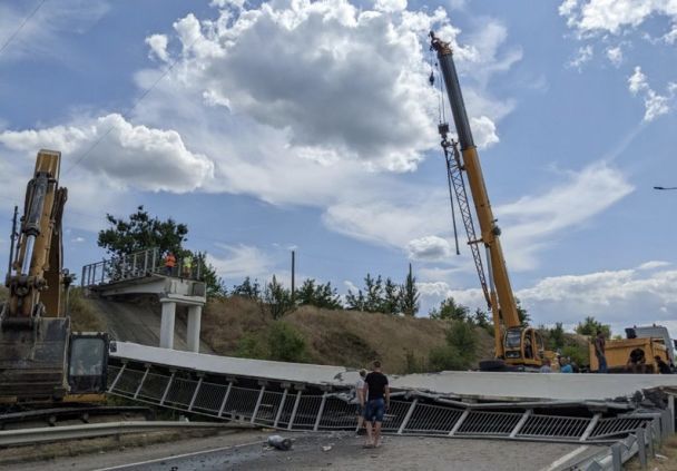 Рух автомобілів у напрямку Києва тимчасово перекрили / Фото: Суспільне