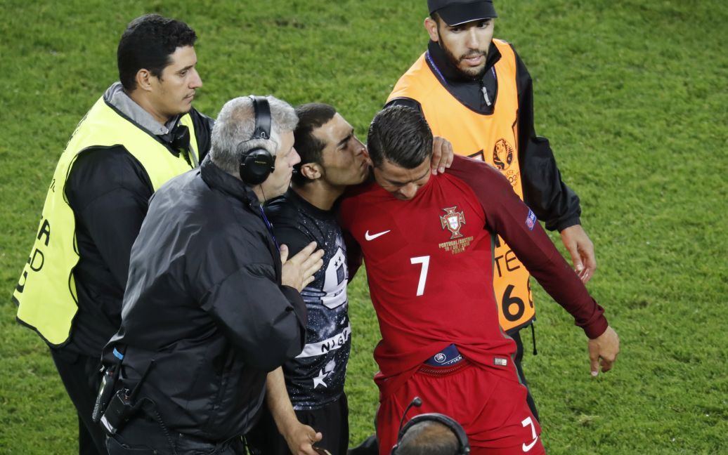 Фанат вибіг на поле, щоб зробити фото із кумиром після фінального свистка матчу Євро-2016 Португалія - Австрія (0:0). / © Reuters
