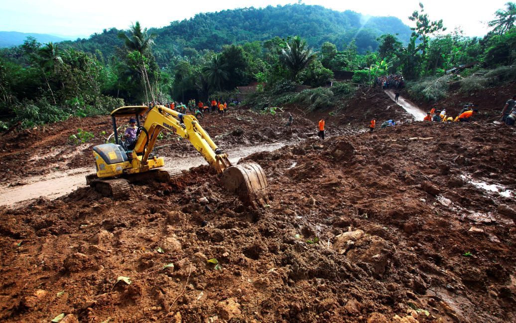 Остров Ява страдает от наводнений и оползней. / © Reuters