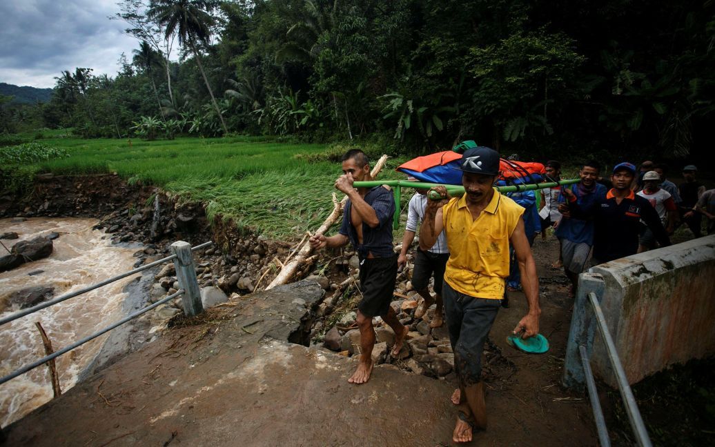 Остров Ява страдает от наводнений и оползней. / © Reuters