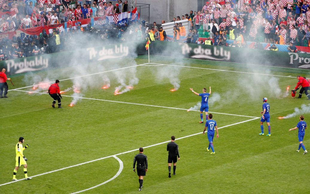 Хорватські фанати влащтували безлади в кінці матчу з Чехією. / © Reuters