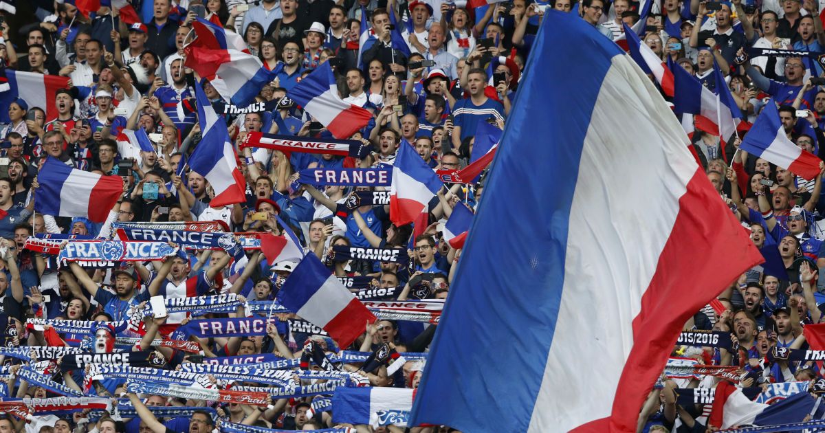 Французский фанат случайно поджег файер, который пронес в попе