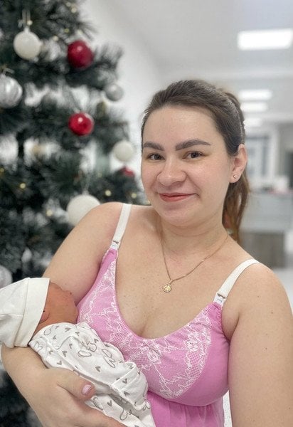 Юлія з сином Матвійком, який перед народженням провів без води у лоні мами 11 тижнів