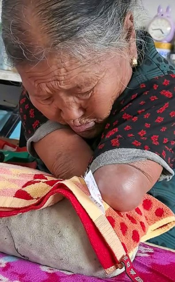 Жінка без рук і ніг виховала трьох дітей і шила ротом: надихаюча історія з Китаю