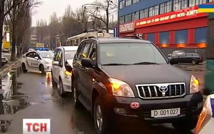 В Киеве сотрудник посольства РФ устроил ДТП на внедорожнике с дипномерами