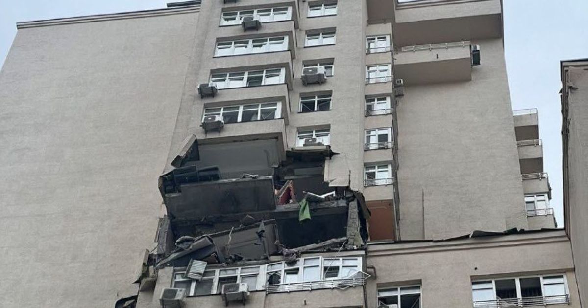 Ракетний удар по багатоповерхівці у Солом'янському районі Києва.