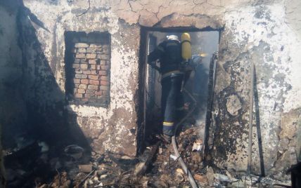 В Кировоградской области сгорело трое детей: мать оставила их одних в доме и дверь подперла стулом
