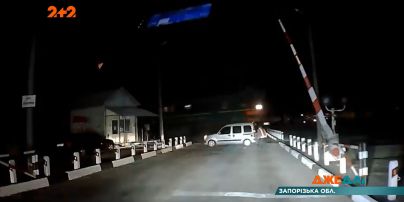 У Енергодарі на залізничному переїзді жінка поїхала прямо під колеса потяга