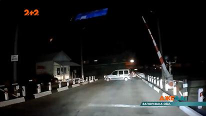 В Энергодаре на железнодорожном переезде женщина поехала прямо под колеса поезда