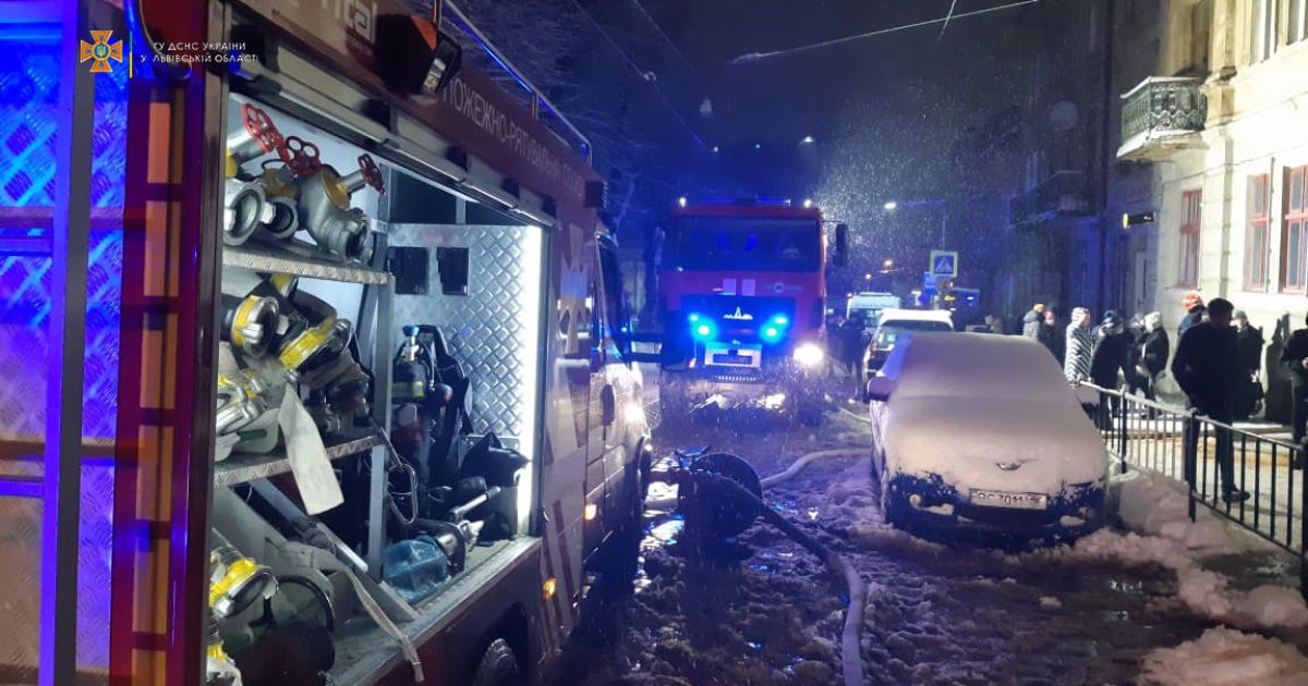 Из-за пламени люди выбегали из квартир: известна вероятная причина взрыва в доме возле центра Львова