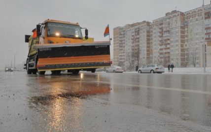 Сніг та ожеледиця у Києві: Кличко розказав, як столиця бореться із наслідками негоди (відео)