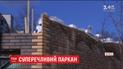Жителей многоэтажки в Чернигове возмутил 4-метровый забор, возведенный вплотную к дому